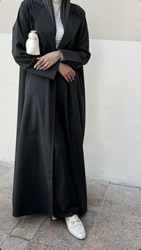 Party Wear With Hijab, Hijab Outfit Ideas Casual, Office Abaya, Minimalist Hijab Outfit, Modern Abaya Style, Hijab Winter Fashion, Minimalist Hijab, Street Style Hijab, Turkish Hijab Style