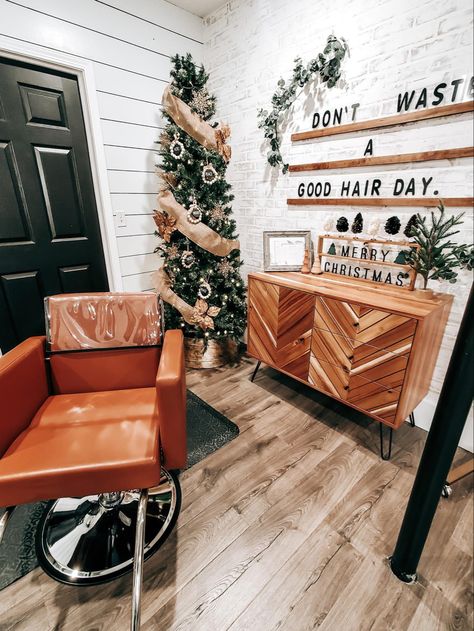 Rustic Salon Decor, Salon Decor Studio, Salon Suite Decor, Home Hair Salons, Esthetics Room, Hair Salon Design, Hair Salon Interior, Salon Suites Decor, Booth Decor