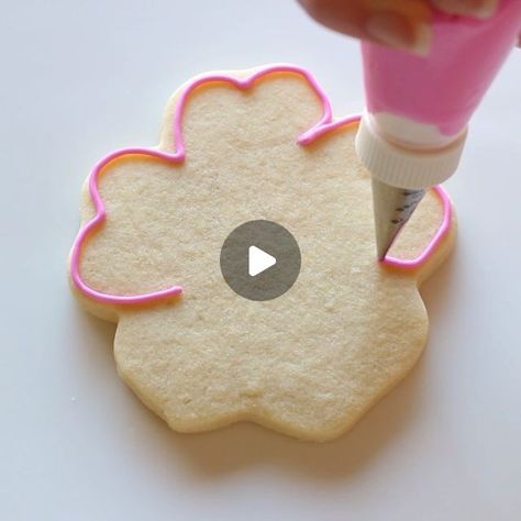 Easy Flower Cookies Decorated, Cookies With Royal Icing Decorating, Decorated Biscuits, Flower Cookie Decorating, Cookie Decorations, Flower Sugar Cookies Royal Icing, Royal Iced Cookies Ideas, Flower Biscuits Royal Icing, Royal Icing Flower Cookies Tutorial