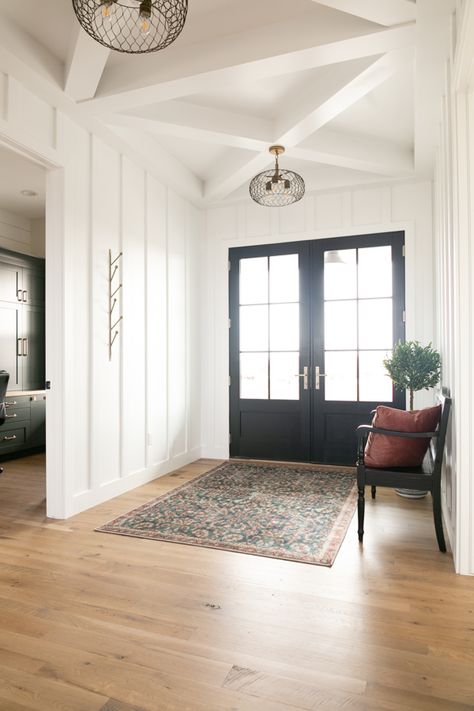 Breakfast Nook Floor To Ceiling Windows, Front Entry Accent Wall, Double Door Foyer, Large Entryway Ideas Foyers, Savannah House, Lamp Fixtures, Entryway Design, Door Black, Modern Farmhouse Design