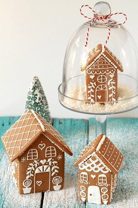 45+ Best Gingerbread House Ideas and Pictures - How to Make an Easy Gingerbread House Easy Gingerbread House, Ginger Bread House Diy, Cool Gingerbread Houses, Gingerbread House Recipe, Gingerbread House Template, Mini Gingerbread House, Gingerbread House Designs, Gingerbread House Cookies, Gingerbread Diy