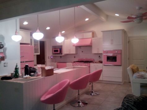 Pink kitchen appliances Trashy Y2k Kitchen, Kitchen Ideas Y2k, 80s Aesthetic Kitchen, Pink Kitchen Apartment, Pink Loft Apartment, Pink Apartment Aesthetic Kitchen, 2000s Kitchen Aesthetic, Y2k Kitchen Aesthetic, Pink House Ideas