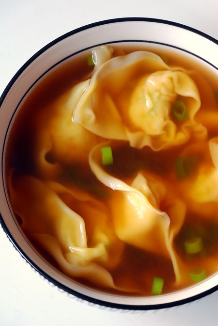 prawn dumpling soup Pumpkin Bisque, Prawn Dumplings, Wonton Soup Recipe, Chicken Wontons, Healthy Chili, Dumpling Soup, Cilantro Chicken, Wonton Recipes, Dumplings For Soup