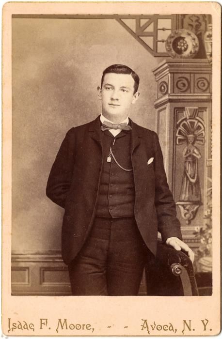 This man is wearing a typical neck tie from the 1870's The Gilded Age Fashion, Edwardian Men, Suit And Bow Tie, Gilded Age Fashion, Sack Suit, The Gilded Age, 1910s Fashion, Crimson Peak, Antique Fashion