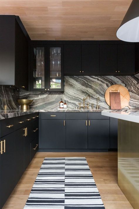 Black Cupboards, Model Dapur, Best Kitchen Cabinets, Kabinet Dapur, Gold Furniture, Black Kitchen Cabinets, Classic Kitchen, Luxury Kitchen Design, Black Kitchen