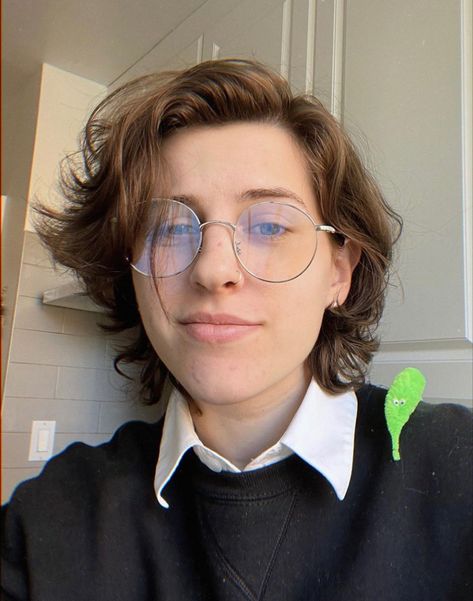 Short Wavy Hair Masculine, Masculine Wavy Haircut, Queer Haircut Bob, Haircuts For Nonbinary, Masculine Haircuts For Round Faces, Short Hair Styles Nonbinary, Gender Neutral Haircut Round Face, Nb Hairstyles, Short Hair Cuts Nonbinary