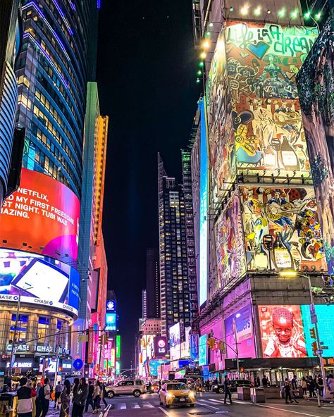 One of the amazing places you need to visit in America is New York Times Square. Take a night walk in colorful lights with your partner. #couple #partner #bucketlist #visit #tourist #travel #outdoor #outdoors #timessquare #newyork #city Nex York, Watercolour Wallpaper, Knitting Room, Android Design, Voyage New York, New York Winter, Winter Bucket List, Wallpapers Phone, Wallpaper Green