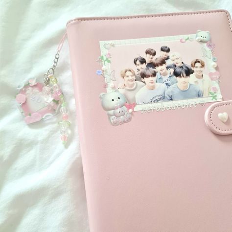 K Pop Binder Cover, Binder Decoration Ideas Aesthetic School, Kpop Binder Deco Cover, Pink Binder Covers, A5 Binder Deco, Pc Binder Deco, Macaron Binder Deco, Binder Design Cover Ideas, Kpop Binder Cover Ideas