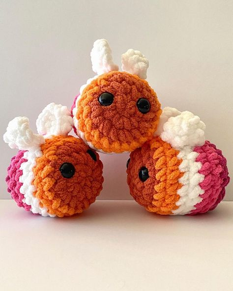 Lesbian Pride Crochet, Easy Pride Crafts, Lesbian Crochet Patterns, Lesbian Crafts, Pride Crochet, Easy Crochet Animals, Lgbt Love, Crochet Design Pattern, Happy Things