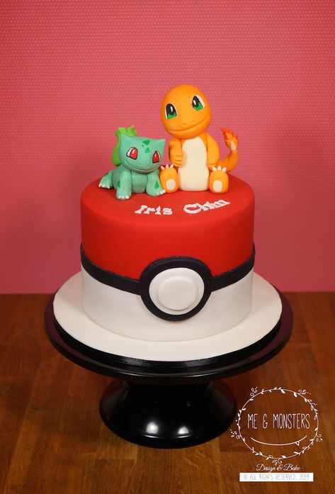 Pokémon Go cake. Bulbasaur and Charmander Charmander Cake Birthdays, Pokemon Cake Charmander, Bulbasaur Cake Ideas, Charmander Cake Ideas, Charmander Birthday Cake, Pokemon Cake Ideas Buttercream, Charmander Birthday Party, Charzard Birthday Cakes, Bulbasaur Cake