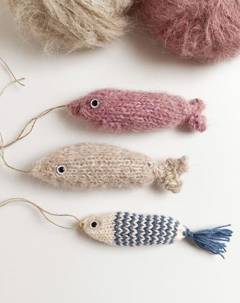 FREE PATTERN ALERT · Feesh! 🐟 I'm thrilled to announce that my latest free pattern is ready to go! Meet my Feesh... See what I did there?! For this design I really wanted to create something easy to make for confident beginners and something quick and satisfying for more advanced knitters to enjoy. These little fish – or FEESH! – require small amounts of yarn, work well with every single composition, colourway and weight of yarn you may choose and are really, really addictive to make – if yo... Very Easy Knitting Projects, Knitted Fish Hat, Easy Knitted Projects, Knitting Gifts Easy, Best Knit Gifts, Knit Presents Gift Ideas, Knitted Projects For Beginners, Knit Easy Pattern, Crochet With Small Yarn