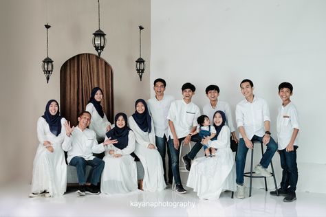 Raya Pose, Family Moodboard, Company Photography, Family Potrait, Family Photo Studio, Couples Beach Photography, White Bg, Siblings Goals, Foto Wedding