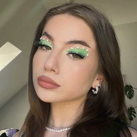 Green Makeup Ideas Simple, Green Makeup With Pearls, Green Gem Eye Makeup, Green Pastel Eyeshadow, Green Makeup Looks With Gems, Green White Makeup, Green Pearl Makeup, Green And White Eye Makeup, Green And Silver Eyeshadow