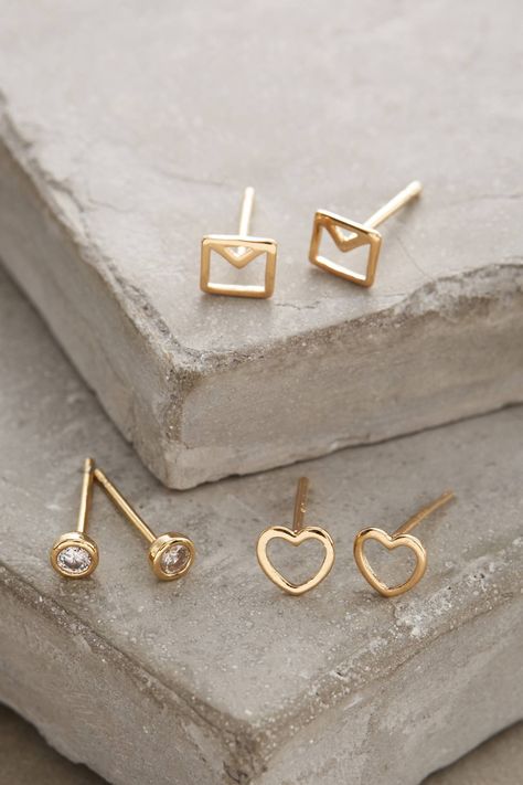 Stud Earring Photography, Earring Flat Lay Ideas, Earing Photography Ideas, Earrings Product Photography, Studs Photography, Photographing Earrings, Earring Photography Ideas, Earrings Photography Ideas, Earrings Shoot