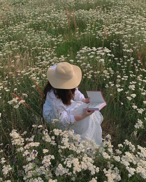 #cottagecore #summer #cottagecoreaesthetic #reading #janeausten Iona Core, Yellow Dandelion, Cottagecore Summer, My Favorite Books, Carnival Rides, Cottage Core Aesthetic, S Diary, Cottagecore Aesthetic, The Meadows