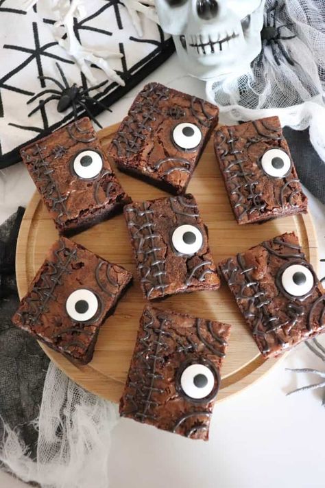 Easy Hocus Pocus Spellbook Brownies Hocus Pocus Birthday Party, Hocus Pocus Birthday, Betty Crocker Brownie Mix, Black Cat Cookies, Milk Chocolate Brownies, Hocus Pocus Book, Fun Halloween Desserts, Halloween Brownies, Hocus Pocus Party