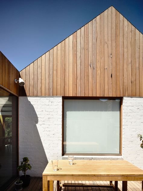 rob-kennon-architects-datum-house-australia-designboom-02 Rob Kennon, Wood Facade, House Cladding, Brick Exterior House, Brick And Wood, Wood Cladding, Timber Cladding, Exterior Cladding, White Brick