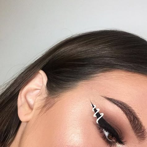 ριntєrєѕt: @αlrєadуtαkєnxσ♡ Edgy Eyeliner, Halloween Party Makeup, Creative Eyeliner, Makeup Baddie, Abstract Makeup, Halloween Make-up Looks, Makeup Mac, Eyeliner Styles, White Eyeliner