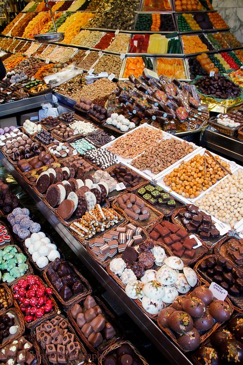 Boqueria Market Barcelona, Barcelona Market, Chocolate Display, La Boqueria Barcelona, La Boqueria, Spain Food, Barcelona Catalonia, Barcelona Travel, Food Market