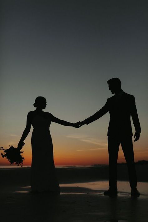 Beach Photography Wedding, Silhouette Couple Photography, Wedding Picture Ideas Beach, Coastal Wedding Photography, Beach Wedding Portraits, Wedding Photo Beach, Couples Silhouette, Beach Wedding Pictures, White And Green Florals