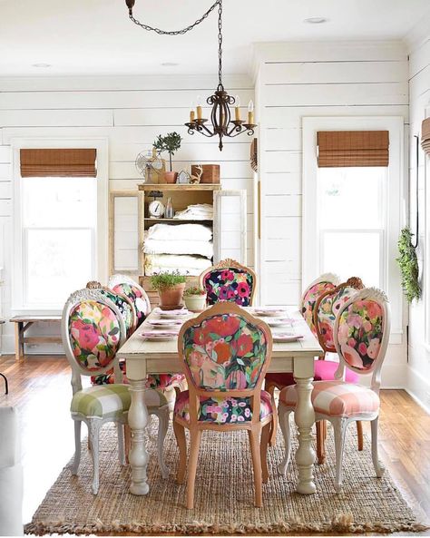 Via Facebook Southern Cottage, Floral Chair, Dining Room Makeover, Colorful Chairs, The Dining Room, Design Del Prodotto, Design Living, Dining Room Design, Room Table