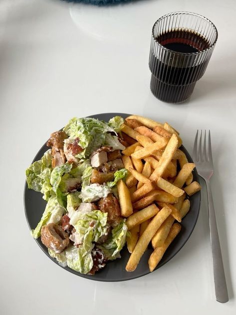 Food And Drinks Aesthetics, No Meet Food, Cesar Salad And Fries, Caesar Salad And Fries Aesthetic, Ceaser Salad And Fries Aesthetic, Caesar Salad And Fries, Cesar Salad Aesthetic, Chicken Salad Aesthetic, Caesar Salad Aesthetic