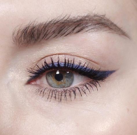 Katie Jane Hughes Makeup Blue Eyeliner, Eyeliner Glitter, Permanente Make-up, Maquillage On Fleek, Glitter Liner, Simple Eye, Makeup Tutorial Eyeliner, Perfect Eyeliner, Blue Eyeliner