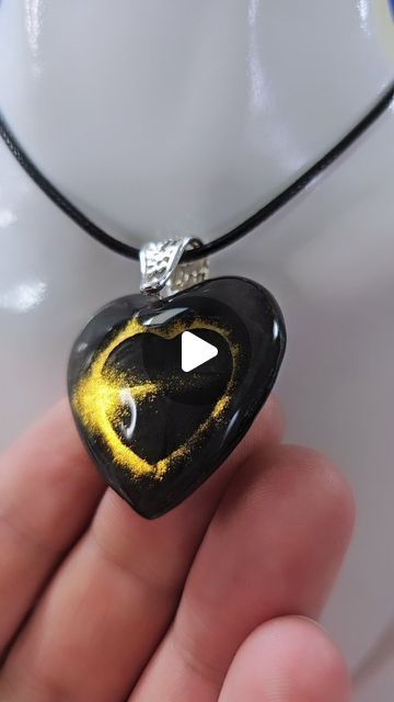 Epoxy Jewelry Diy Ideas, Resin Pendant Ideas, Uv Resin Ideas, Resin Craft Ideas, Resin Jewelry Ideas, Uv Resin Crafts, Resin Pendant Tutorial, Resin Art Jewelry, Total Eclipse Of The Heart