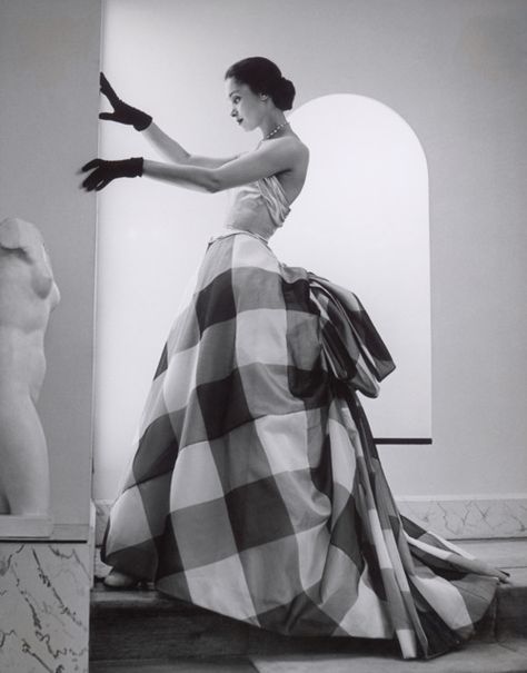 Model wearing a checked gown by Pierre Balmain, Summer 1952. Photo by André Ostier. via fotointern Look Retro, Fashion 1950s, Vintage Fashion Photography, Pierre Balmain, Vintage Couture, Vintage Glam, Vestidos Vintage, Vintage Vogue, Moda Vintage