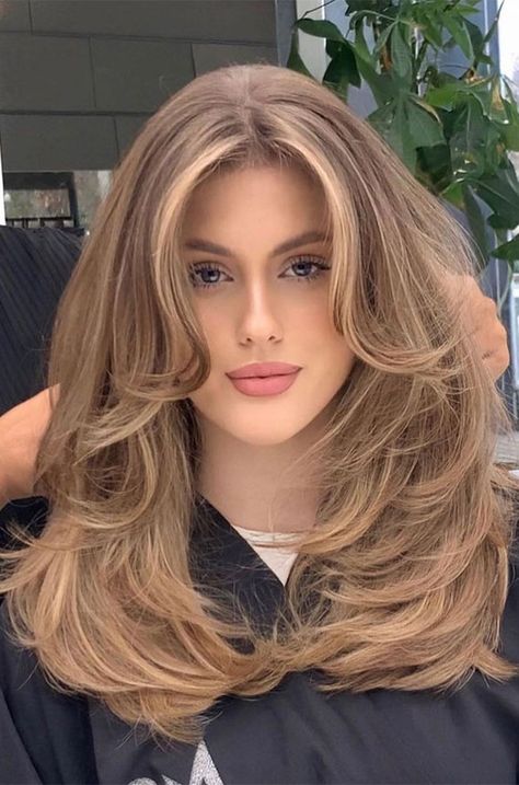 medium layers, medium layered haircut, curtain bangs, haircut with curtain bangs, medium layered haircut with bangs Honey Brown Hair Color, Haircut Selfie, Photo Hijab, Honey Brown Hair, Medium Layered Haircuts, Cute Hairstyle, Hairstyles For Layered Hair, Brown Hair Balayage, Hijab Girl