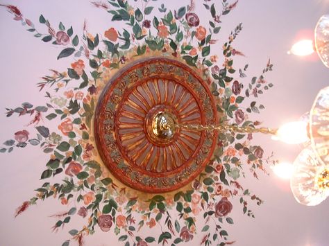 Beautiful floral mural around custom painted ceiling medallion. Painted Ceiling Flowers, Floral Painted Ceiling, Mural Ceiling, Flower Wallpaper On Ceiling, Painted Ceiling Medallion Ideas, Ceiling Mural Ideas, Creative Ceiling Ideas, Celling Mural, Ceiling Medallion