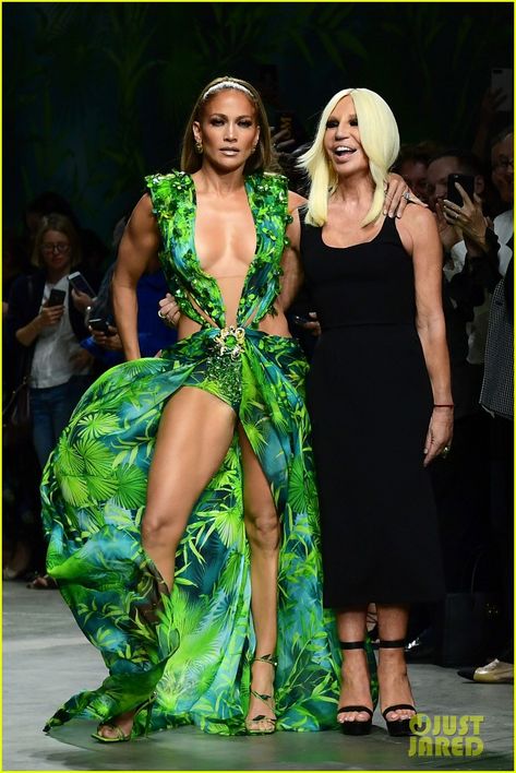 Jennifer Lopez Wears a Replica of Her Iconic Green Dress at Versace 2020 Fashion Show! Versace 2020, Grammy Dresses, Versace Gown, Jennifer Lopez Dress, Alex Rodriguez, Versace Dress, Skirt Trends, Donatella Versace, 2020 Fashion