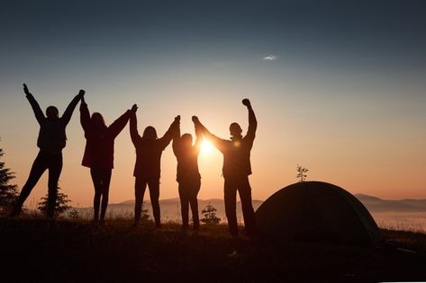 A silhouette of group people have fun at... | Free Photo #Freepik #freephoto #mountain #world #team #friends Friendship Problems, Friendship Lessons, People Holding Hands, Friends Hugging, Crop Pictures, People Having Fun, Hands In The Air, Happy Friends, Group Of Friends