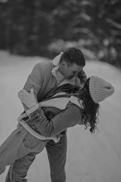 Couples In Snow Photography, Engagement Photos Snow Picture Ideas, Snow Pictures With Boyfriend, Snow With Boyfriend, Winter Photoshoot With Boyfriend, Winter Picture Ideas For Couples, Couple Photo Snow, Couple Poses In Winter, Cute Winter Pictures Couples