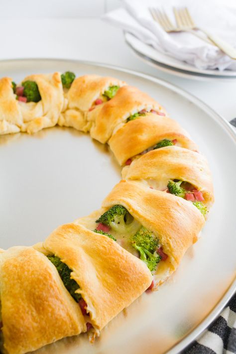 Ham and Broccoli Ring | The perfect appetizer that's easy to put together and tastes great! Broccoli Ham Ring, Ham And Broccoli, Canned Biscuit, How To Cook Scallops, How To Cook Kale, How To Cook Corn, Biscuit Recipes, Crescent Dough, Great Appetizers