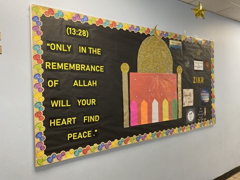 Eid Bulletin Board Ideas, 12 Rabi Ul Awwal Decorations, Ramadan Bulletin Board, Ramadan Bulletin Board Ideas, Door Decorations School, Dr Seuss Classroom Door Decorations, Dr Seuss Classroom Door, Staff Bulletin Boards, Notice Board Decoration