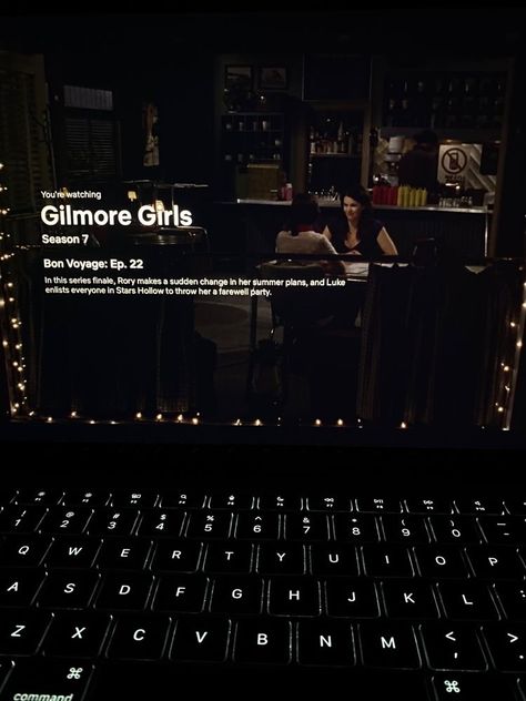 Netflix Watching Aesthetic, Friends Netflix Aesthetic, Gilmore Girls Summer Aesthetic, Watching Tv Aesthetic Night, Girl Watching Netflix Aesthetic, Netflix Night Aesthetic, Watch Netflix Aesthetic, Watching Netflix Aesthetic Tv, Watching Netflix Aesthetic Night