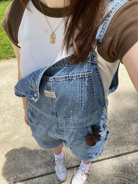 eleven Overalls Women Aesthetic, Overall Tank Top Outfit, Fancy Overalls Outfit, Denim Overalls Outfits, Overalls Cute Aesthetic, Aesthetic Overalls Outfit Short, Cute Overalls Aesthetic, Coquette Overalls Outfit, Overalls Outfit Aesthetic Summer