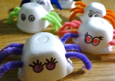 Egg Carton Critter Craft Spider (use paper egg cartons! not styrofoam!) Craft Spider, Critter Crafts, Autumn Preschool Theme, Babysitting Ideas, Crafts For Teens To Make, Children Activities, Egg Carton Crafts, Kid Parties, Halloween Rocks