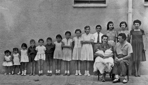 Nombres de niños y niñas en España Catholic Family, Today In History, Pose For The Camera, History Class, Large Family, Big Family, Historical Photos, The Words, Vintage Photos