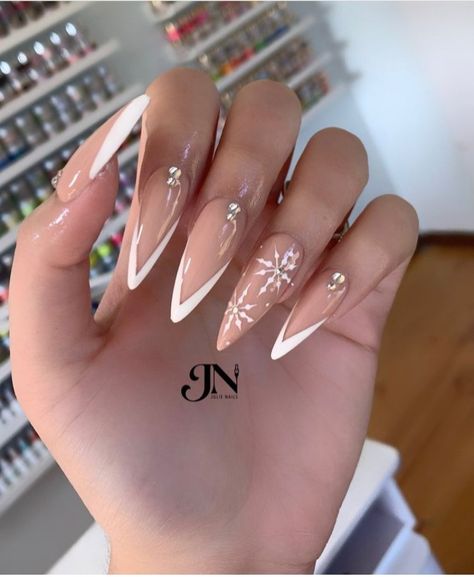 pointy nails Nails Inspiration Pointy, Pointy Winter Nails, Winter Nails Stilleto, Christmas Nails Stiletto Simple, Sharp Christmas Nails, Pointy Nails Christmas, Stilleto Holiday Nails, Stilleto Winter Nail Design, Christmas Nails Sharp