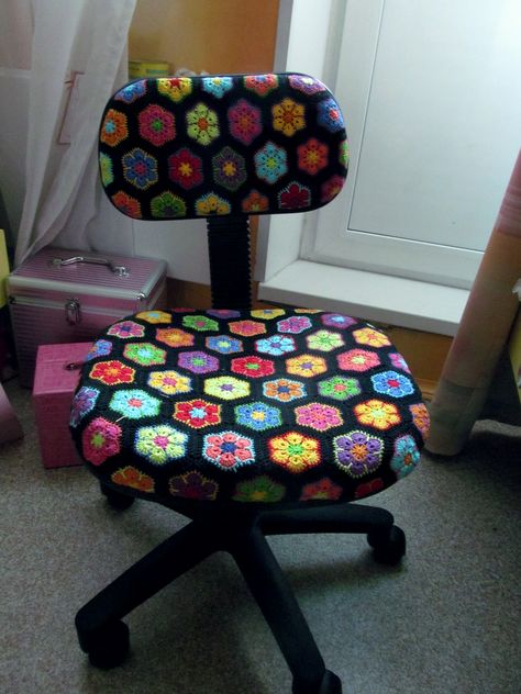 What a great use for granny squares! Love this idea Crochet Furniture, Art Au Crochet, Koti Diy, Crochet African Flowers, Confection Au Crochet, Colorful Crochet, Crochet Home Decor, Crochet Cushions, Crochet For Home