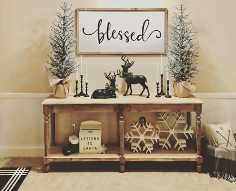 Christmas Foyer Decor, Everett Foyer Table, Kitchen Organizing Ideas, Shoe Rack Ideas, Christmas Foyer, Christmas Sofa, Christmas Entry, Entry Table Decor, Christmas Entryway