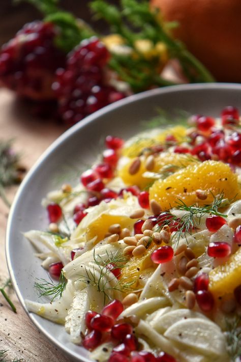 One of the most refreshing salads you will ever make! Even if you don't like fennel, you will love this Fennel Orange Salad with pomegranate arils. #Fennelsalad #wintersalad #fennelrecipe Fennel Orange Salad, Salad Italian, Fennel And Orange Salad, Fennel Recipes, Pomegranate Salad, Citrus Salad, Fennel Salad, Orange Salad, Refreshing Salad