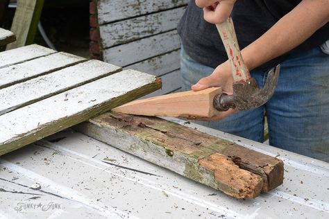 driving a wood wedge to take apart pallets or fences without fancy tools / funkyjunkinteriors.net Pallet Buster, Pallet Barn, Palette Projects, Pallet Fence, Funky Junk Interiors, Pallet Creations, Pallet Crafts, Old Pallets, Wood Pallet Projects