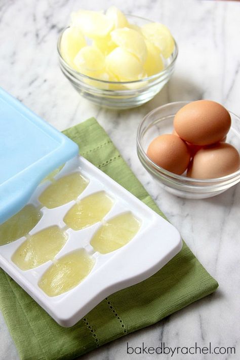 Freezing Egg Whites, Ice Cube Tray Hacks, Ice Cube Tray Recipes, Wine Cubes, Freezing Eggs, Recipe Example, Silicone Ice Cube Tray, Frozen Treat, Easy Smoothies