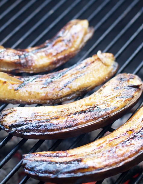 Easy Rum-Glazed grilled bananas on almost done on grill Grilled Fruit Recipes, Bahamian Food, Grilled Bananas, Grilled Desserts, Grilling Sides, Grilled Fruit, Summer Grilling Recipes, Grilled Pineapple, Cuisine Recipes