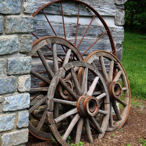 20 Incredible Ways to Use Old Wagon Wheels In Your Garden - How to Decorate With Wagon Wheels Wheel Decor Ideas, Wagon Wheel Garden, Wagon Wheel Decor, Wooden Wagon Wheels, Garden Wagon, Wagon Wheels, Old Wagons, Wooden Wagon, Backyard Garden Landscape