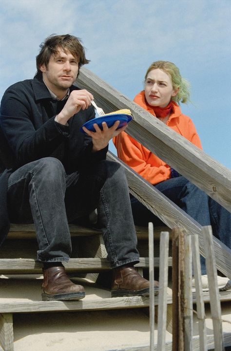 Episode 86 - Kate Winslet. "Eternal Sunshine of the Spotless Mind" movie still, 2004. L to R: Jim Carrey, Kate Winslet. Meet Me In Montauk, Michel Gondry, Funny Romance, Damien Chazelle, Eternal Sunshine Of The Spotless Mind, Septième Art, I Love Cinema, Fav Movies, Jim Carrey