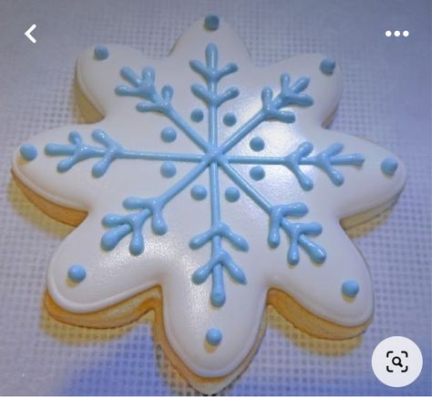 Snowflake Biscuits, Julie Julia, Snowflake Sugar, Christmas Sugar Cookies Decorated, Christmas Cookie Decorating, Flooding Cookies, Winter Cookies, Winter Cookie, Snowflake Cookies